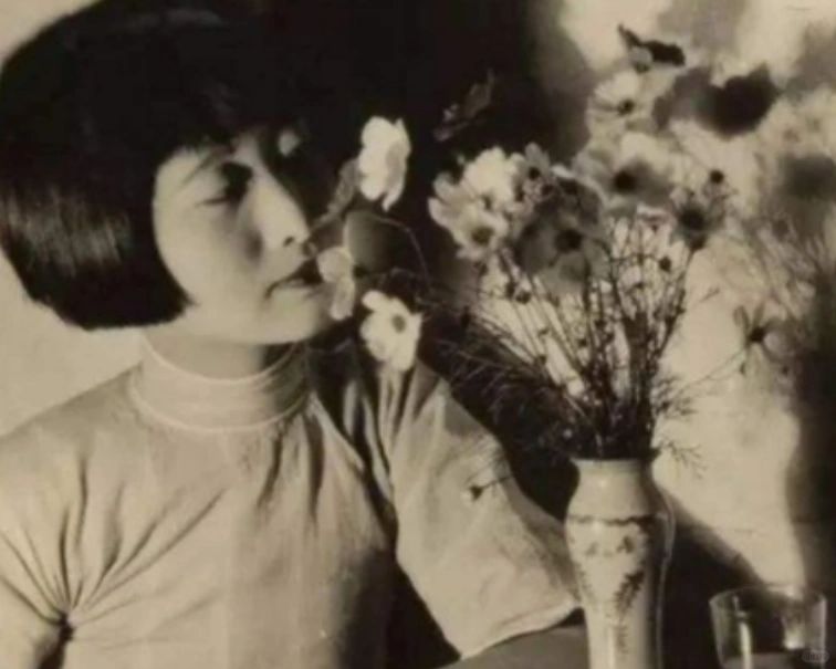 她执意要嫁给老师，她的父亲怒不可遏：养你不如养条狗。上海，致格中学，高三。大三岁...