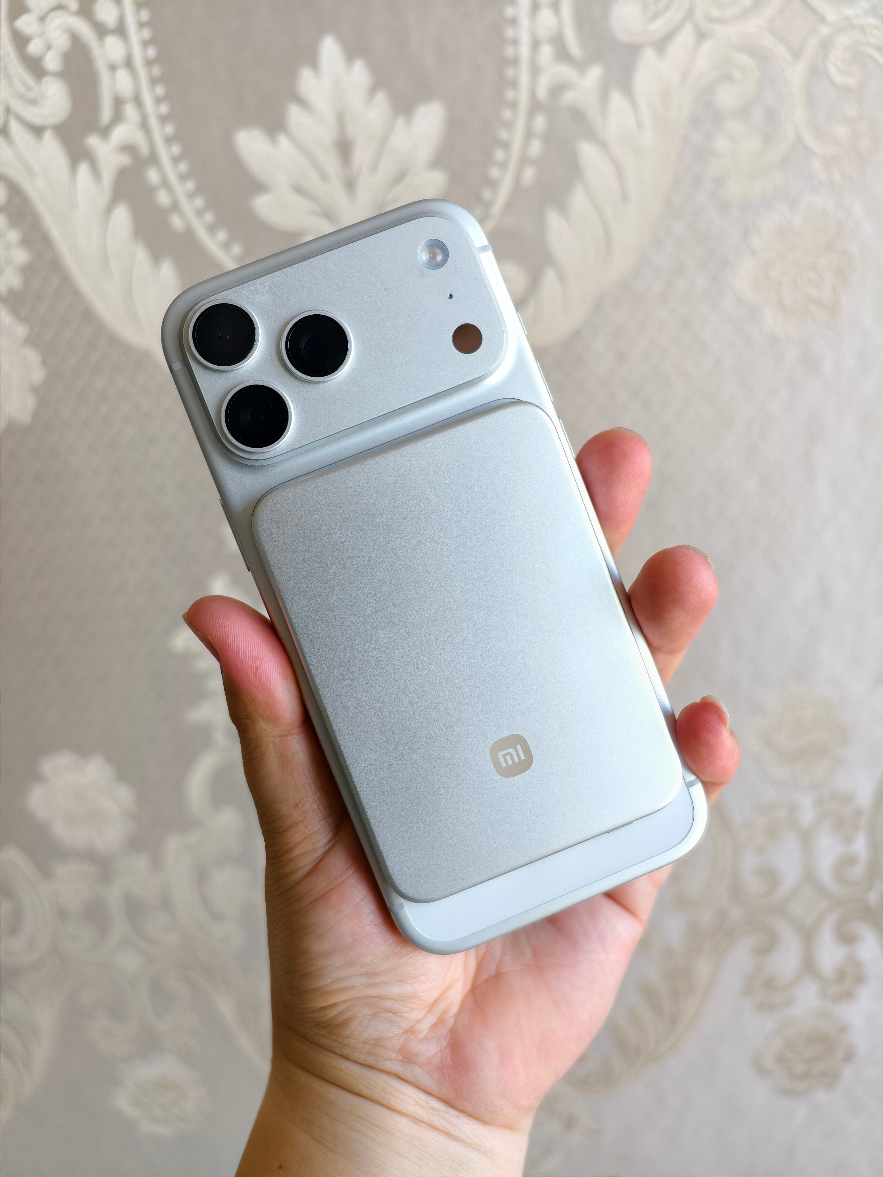 小米超薄磁吸无线充跟iPhone 17 Pro Max真是天生一对，就连色差都没
