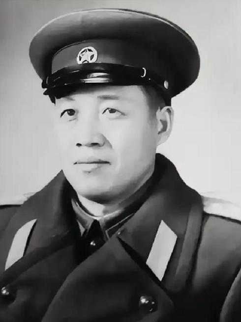 八十年代的一天。范天恩司令员正在办公室里工作。突然。桌上的电话响了。是门口的警卫