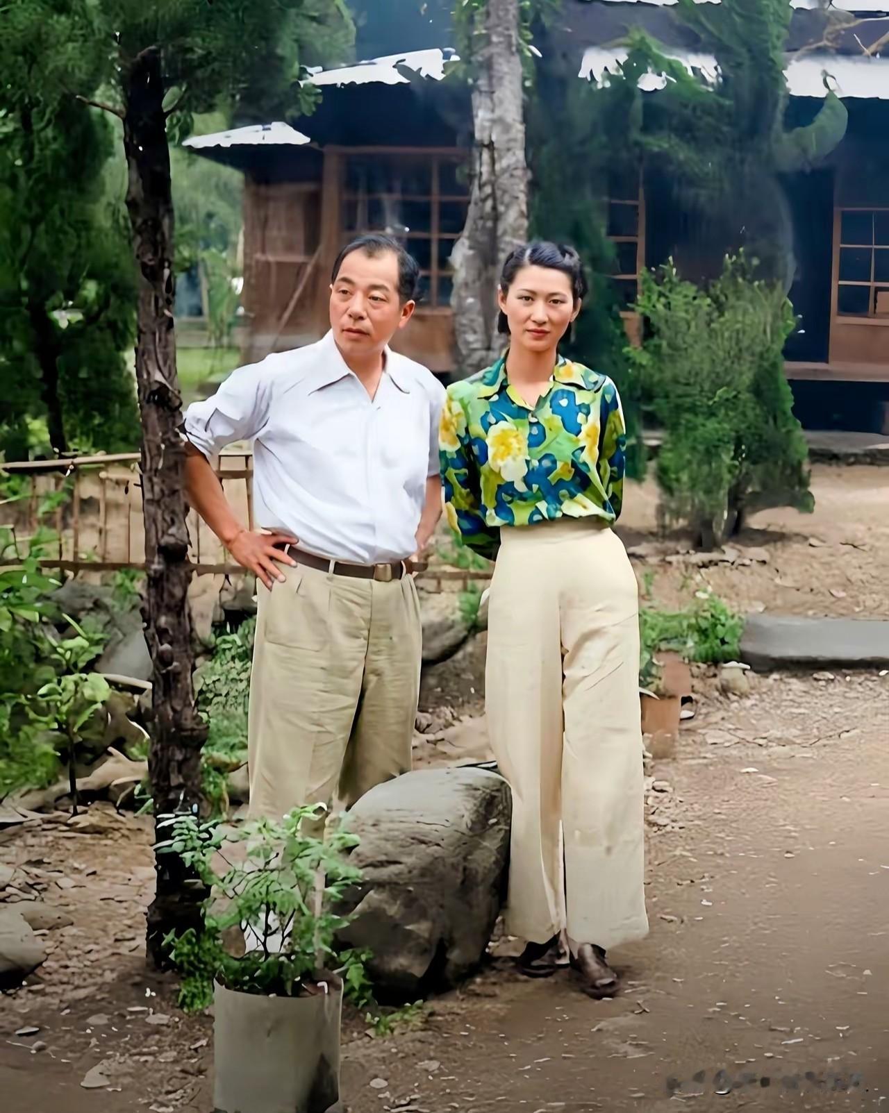 这张彩色照片记录下了张学良与赵一荻在台湾被软禁时期的一个瞬间。
画面中，张学良身