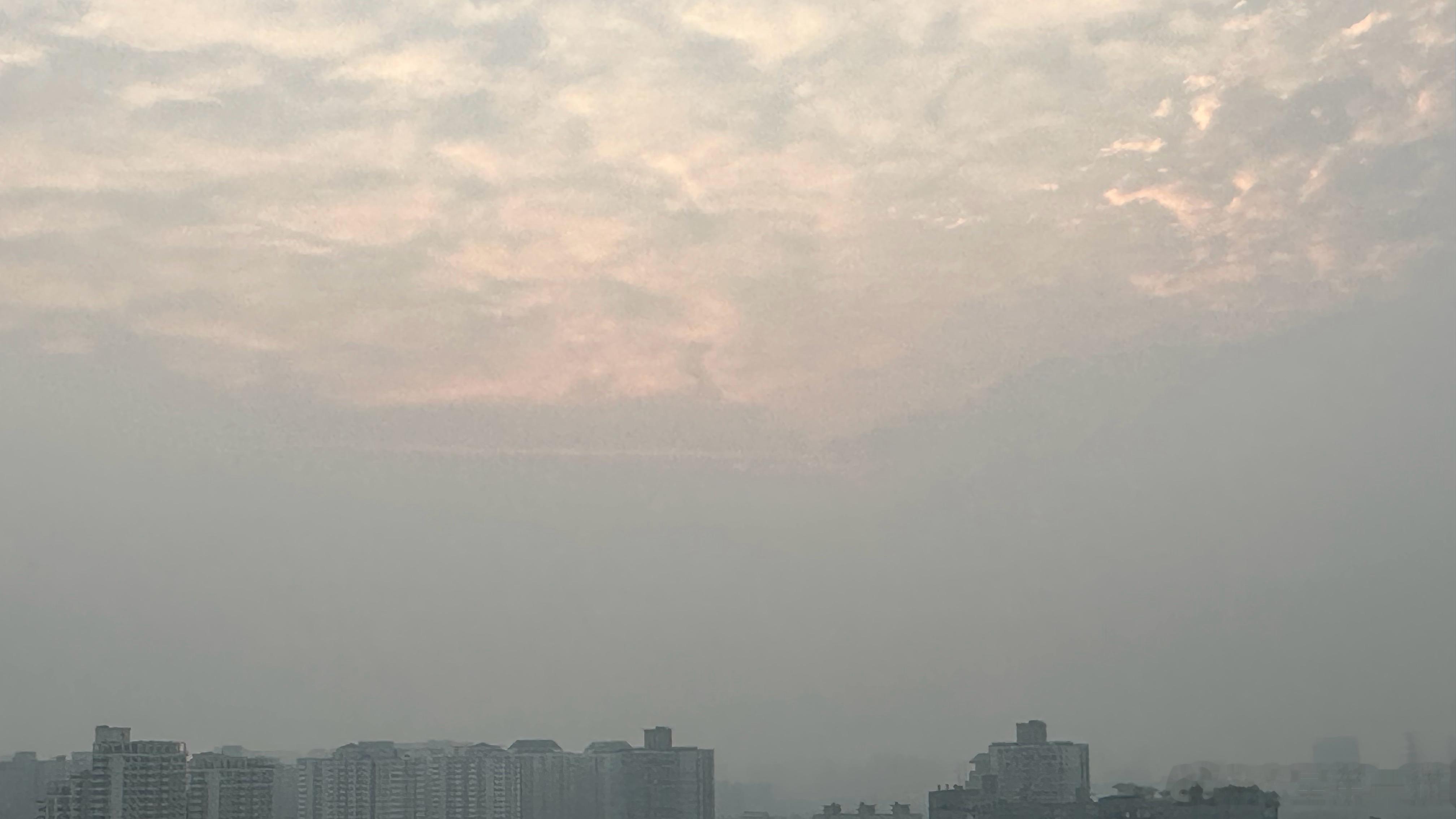 5:15 浮云舒五色，玛瑙应霜天。与火星第一猫一起早起看日出