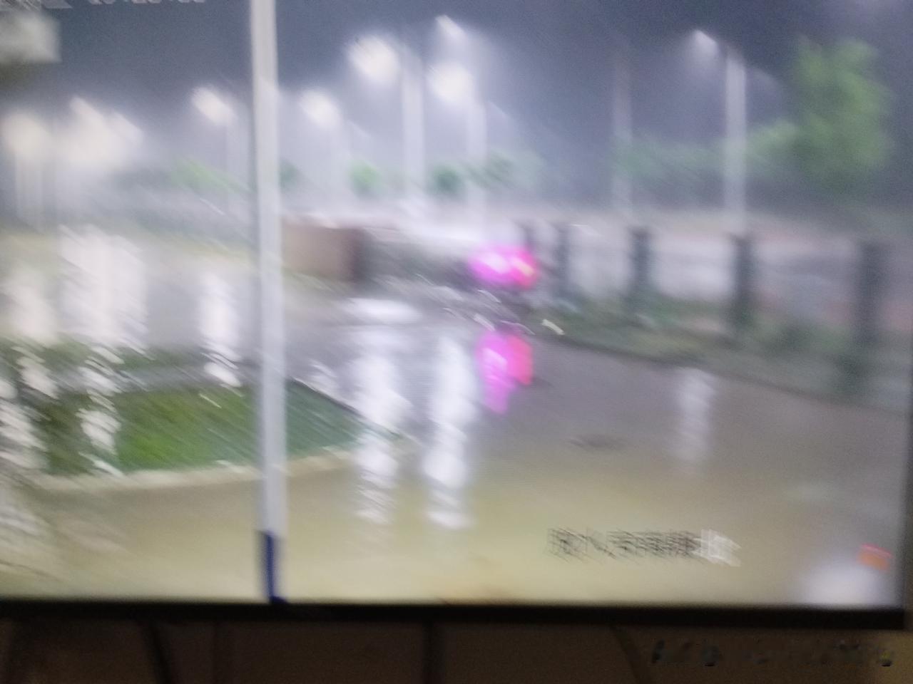 众友友晚上好！
今天的雨在下午强烈的东北风助力下，东北风带黑云来了，在晚上不到七