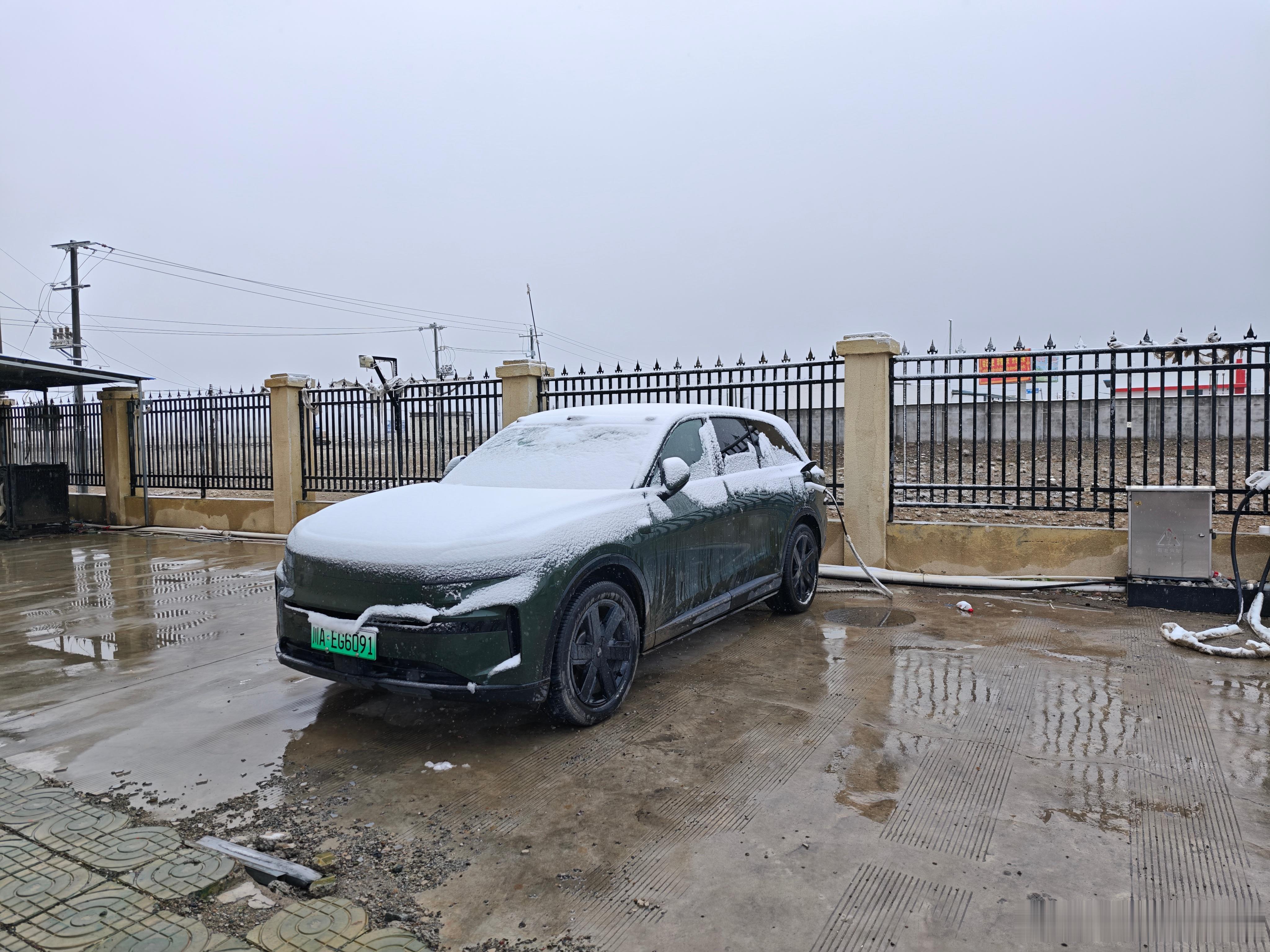 今早出发就是这个样子，大雪封山只能往回走了。 ​​​
