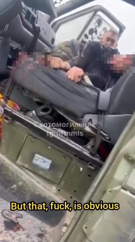 评论员查伊·鲍斯（Chay Bowes）发布了一段令人震惊的视频，一辆军车内一名