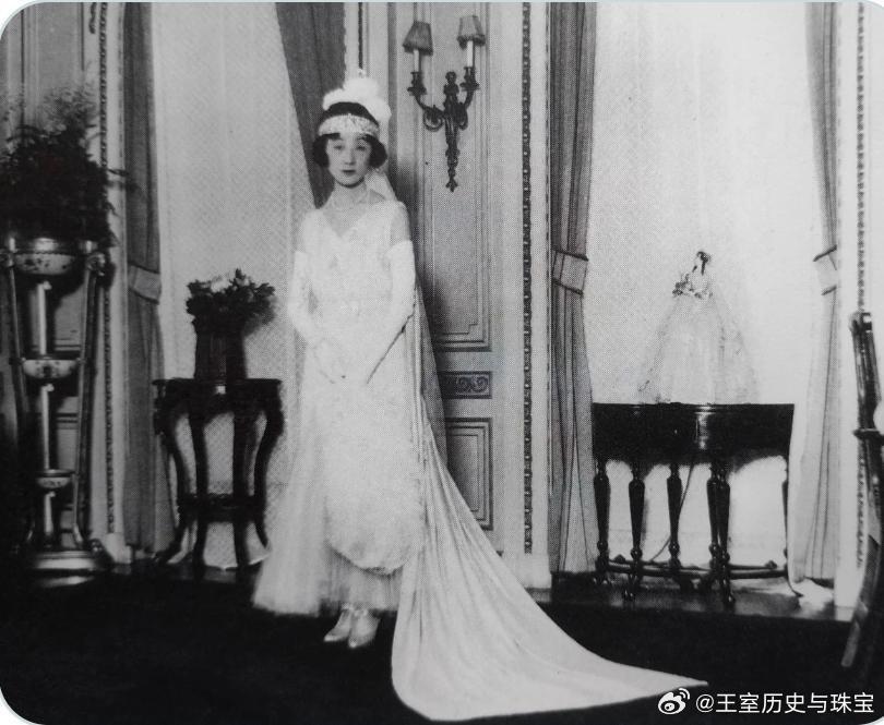 老照片 1929年，日本前田利为侯爵之妻前田菊子在英国白金汉宫出席宴会的留影，佩