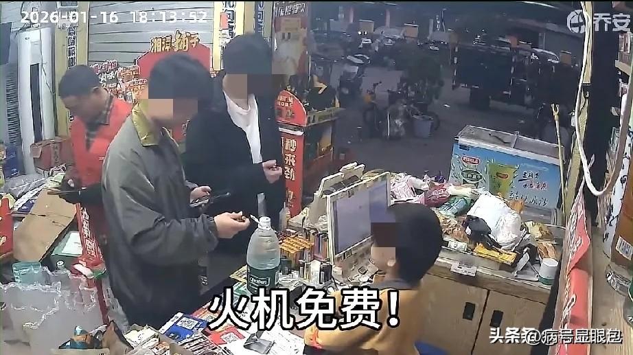 笑不活了！”深圳，5岁男孩一本正经看店，顾客来买水，问老板呢？男孩自信回答：我就