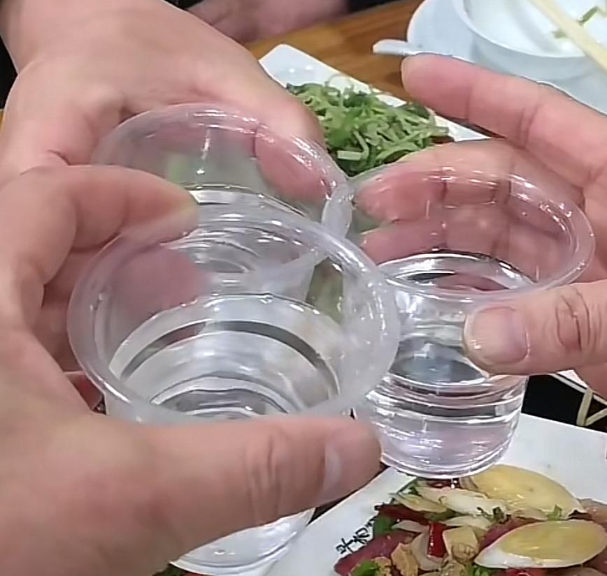 男子饮酒后身体不适送医救治后死亡，家属却把一同饮酒者，还有好心将其送医的发小，统