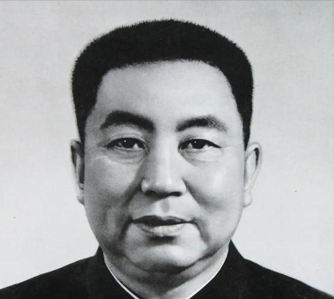 [微风]周恩来去世后谁当总理？毛主席力荐一人却遭到婉拒：您考虑别人吧。1976年