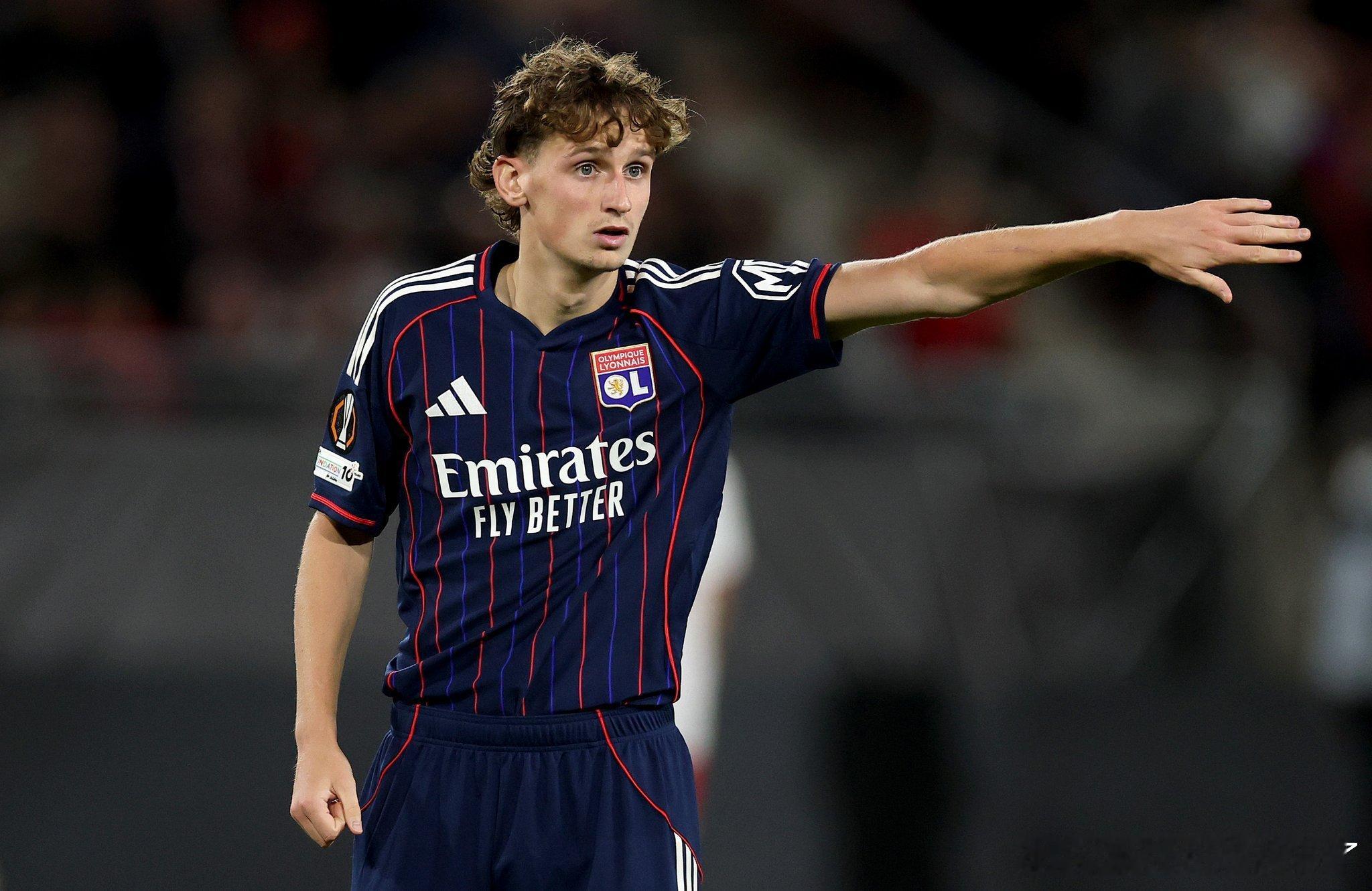 法国媒体透露水晶宫正在密切关注前利物浦中场泰勒·莫顿，这位英格兰球员三个月前刚从