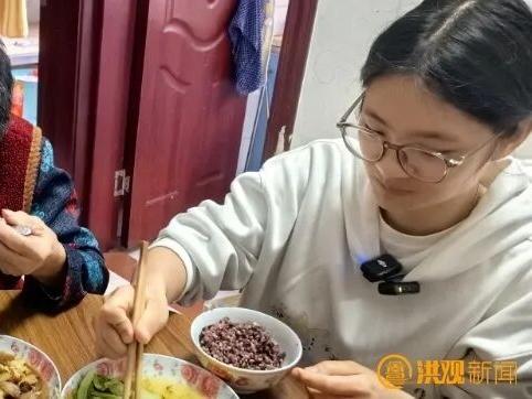 江西九江学院大二学生黄晶晶，自幼由奶奶抚养长大，如今奶奶中风偏瘫、生活无法自理，