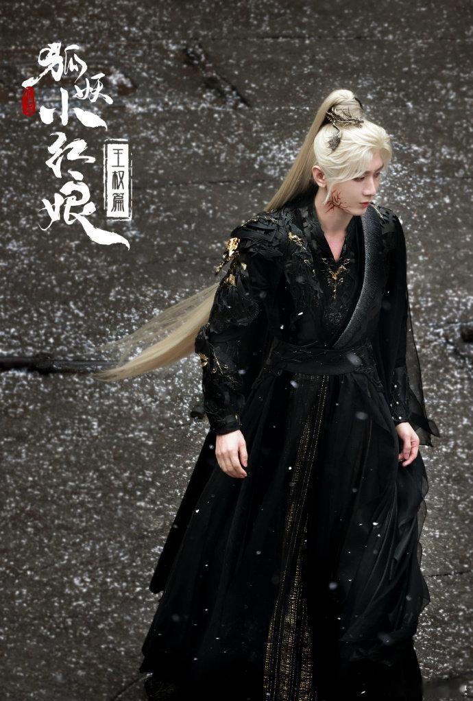 成毅训练出了一批胡图图被成毅这波蒙眼打戏装到了！动耳神功配精准剑招，这个王权富贵