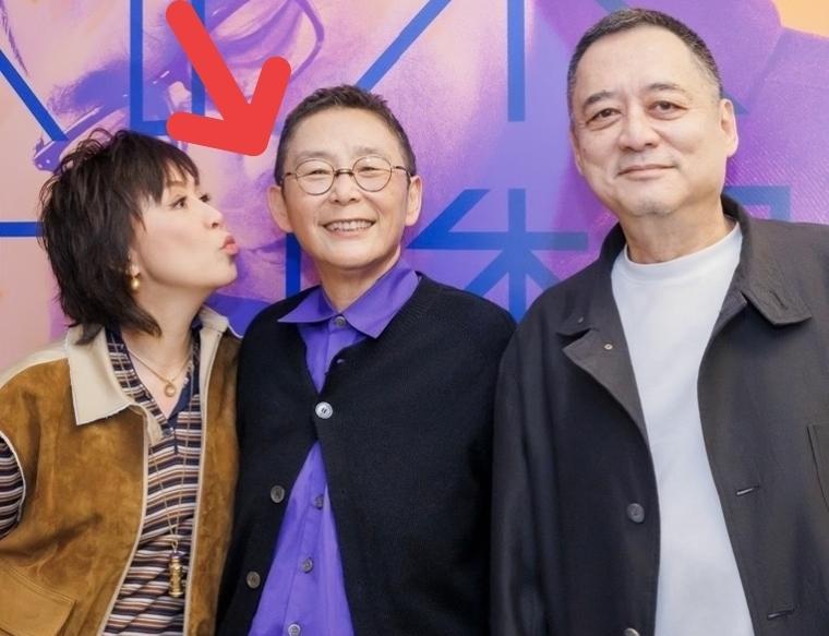 嘉玲姐，这个动作，非亲人，不能做啊，易误解呢。好在，都是资深传媒人。

刘女神，