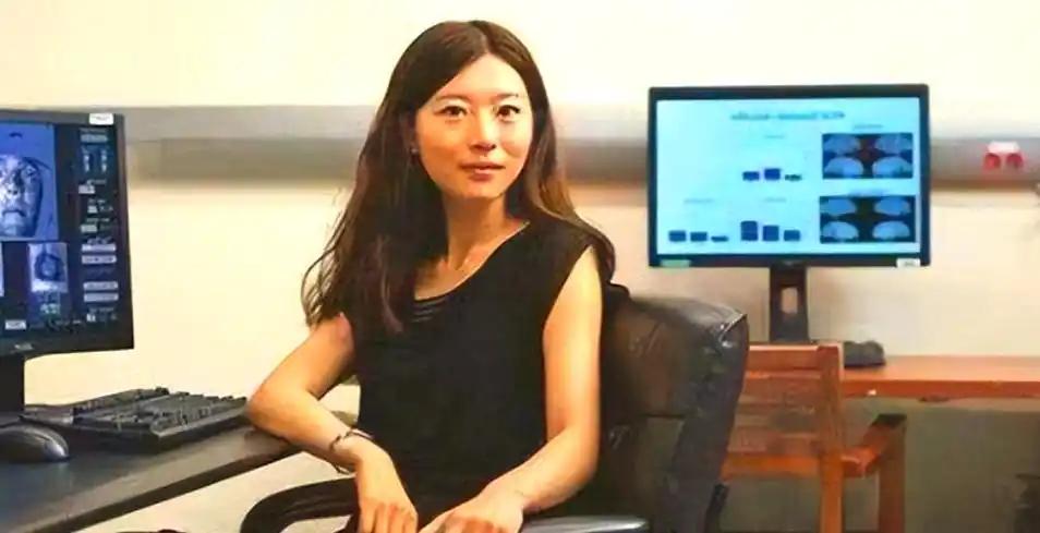 “我宁愿在美国住下水道，翻垃 圾！也不回中国！”谁能想到，说出这句话的人，竟然是