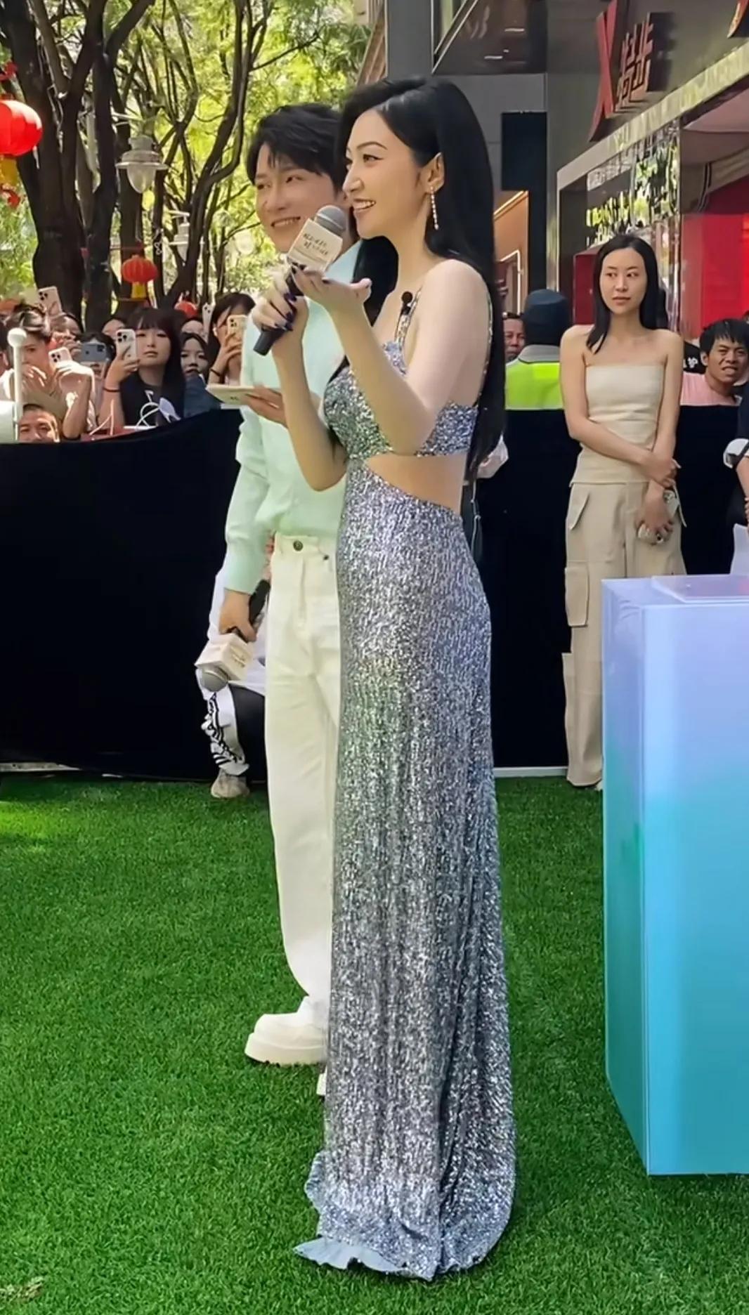 云南线下活动偶遇景甜了
不愧是人间富贵花呀
景甜也太美太大气了
说实话这个礼服看