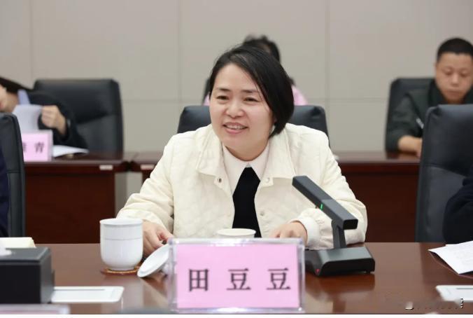 今天早上看人民日报，看见一篇讲荆州文物保护中心简牍修复的文章，作者是记者田豆豆。