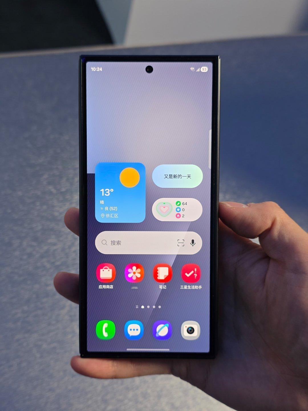 刚刚上手了三星 Galaxy Z TriFold这个 G 字形三折结构在展开的时