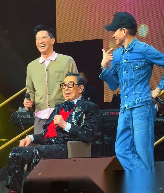 明眼人其实都能看得出来。 94岁的胡枫之所以还要开演唱会。 根本不是为了出来捞一