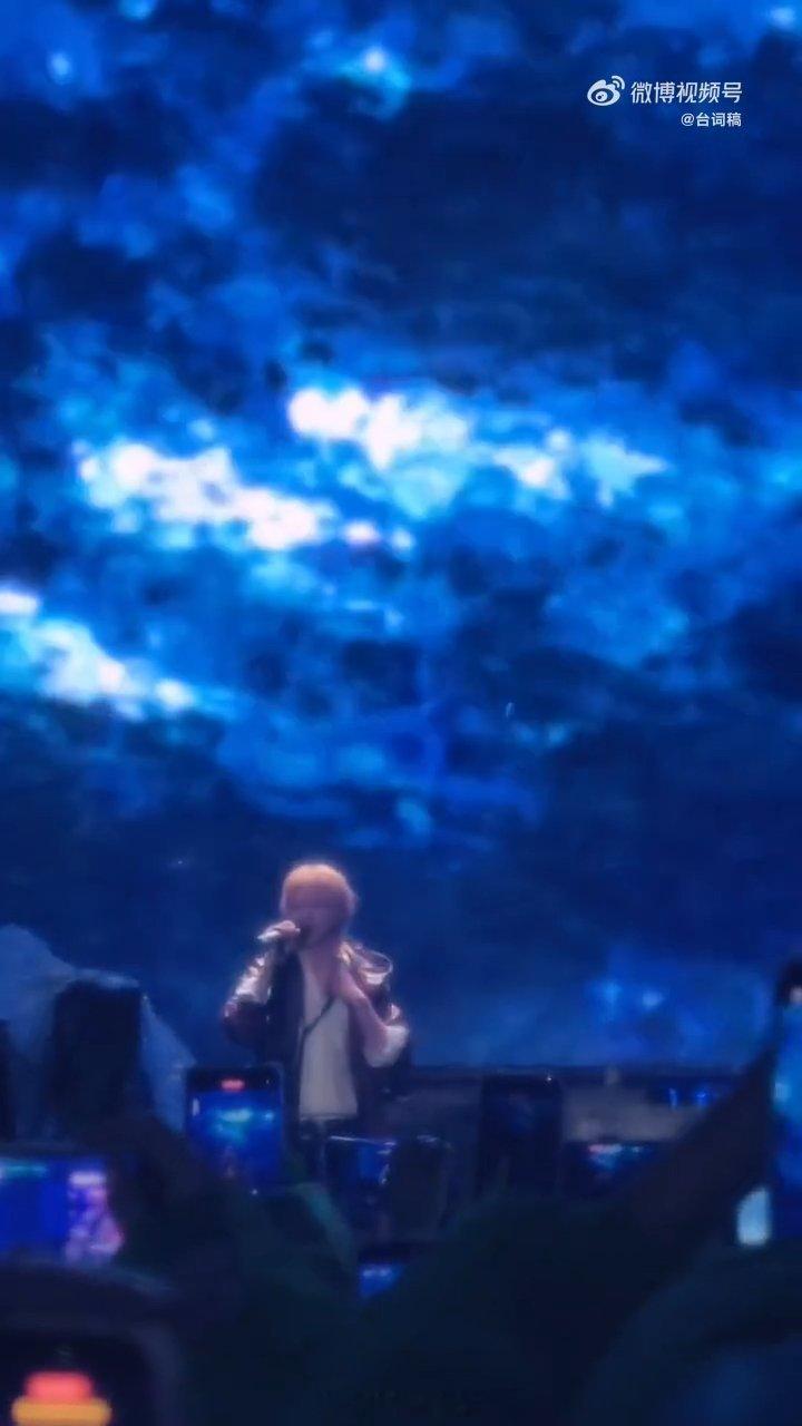 徐明浩音乐节号召力 他一出场便是巅峰！3万粉丝坚守到最后，门票秒光热度惊人。从音
