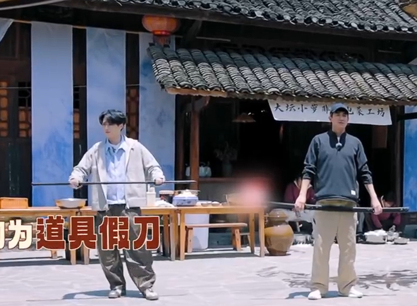 严浩翔拔剑快动作稳严浩翔拔剑回剑好丝滑 严浩翔拔剑快动作稳，严浩翔拔剑回剑好丝滑