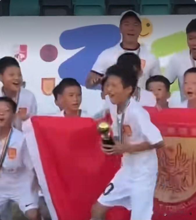 当地时间8月10日，塞尔维亚紫金杯国际青少年邀请赛决赛打响，重庆铜梁龙2015梯