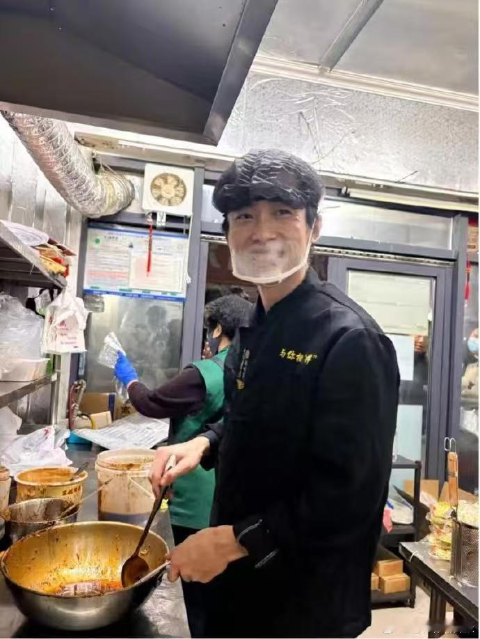 独腿小伙卖麻辣拌逆袭月入翻10倍 史铁生麻辣拌火到独腿老板想跑路 老板怕不是忘了