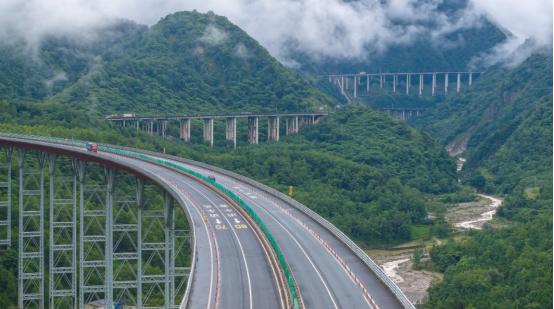 中国高速8年亏空6万亿，美国高速免费却年年盈利！
真相是：中国用"贷款修路、收费