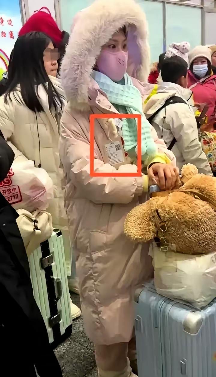 无理由退货，穿着带着吊牌衣服去黑河旅游的这位姑娘你感觉合适吗？
无理由退货是为了