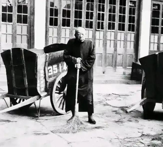 1951年，陈毅让83岁的黄金荣扫大街，蒋介石得知后感叹：陈毅真厉害。

195