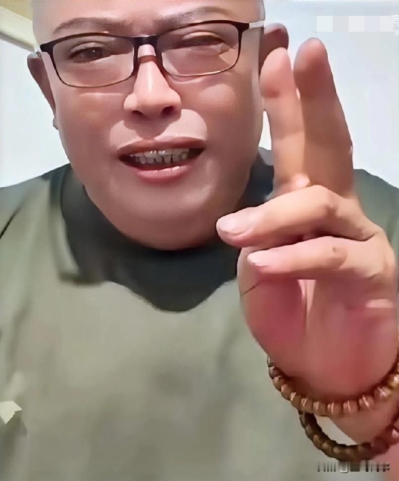 驴爸泪洒直播间心疼儿女，这些年装疯卖傻没有流量没办法！

二驴封三年了，团队再不