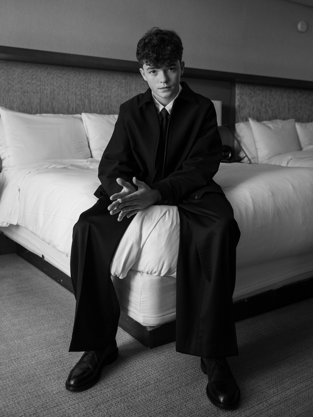 《混沌少年时》 欧文·库珀艾美奖幕后写真年仅15岁的他成为艾美奖史上最年轻的男演