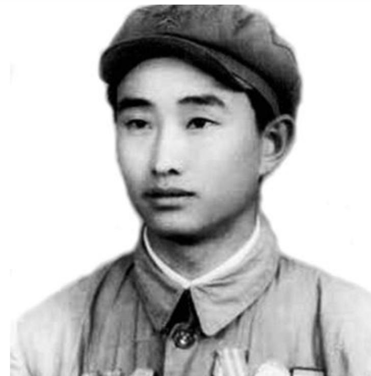 别人一个战士平均发4发子弹，他一个人发40发。别人用步枪打鬼子，他用步枪打飞机。