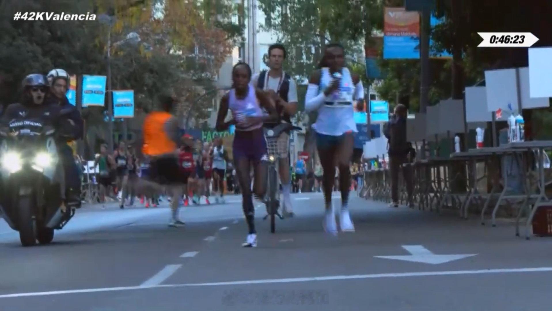 2025瓦伦西亚马拉松，女子方面 Peres Jepchirchir 杰普彻彻和