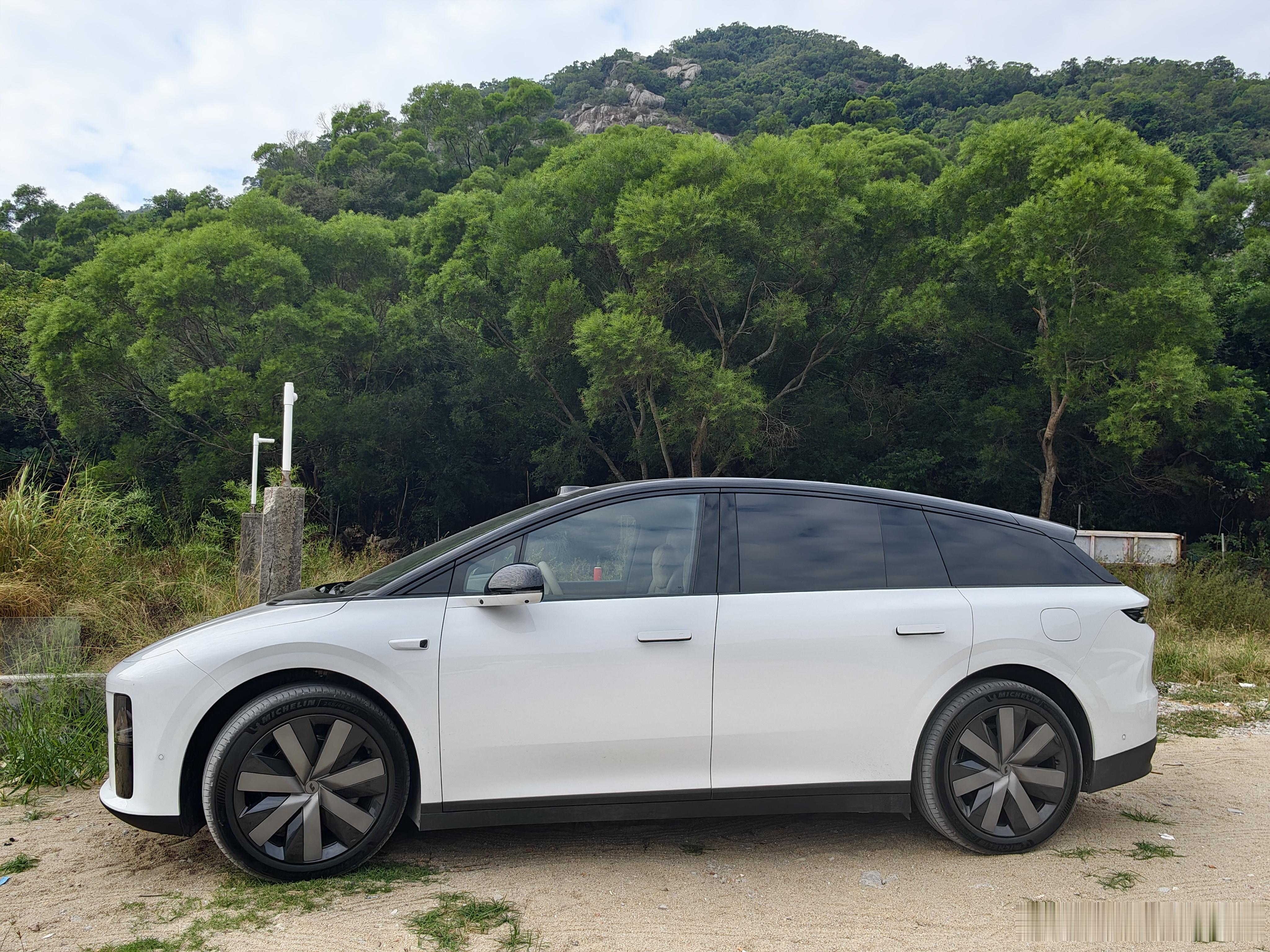 开着理想i6来鹅公湾沙滩了，i6真的好适合我这种小个子，来沙滩停场车的山路我都开