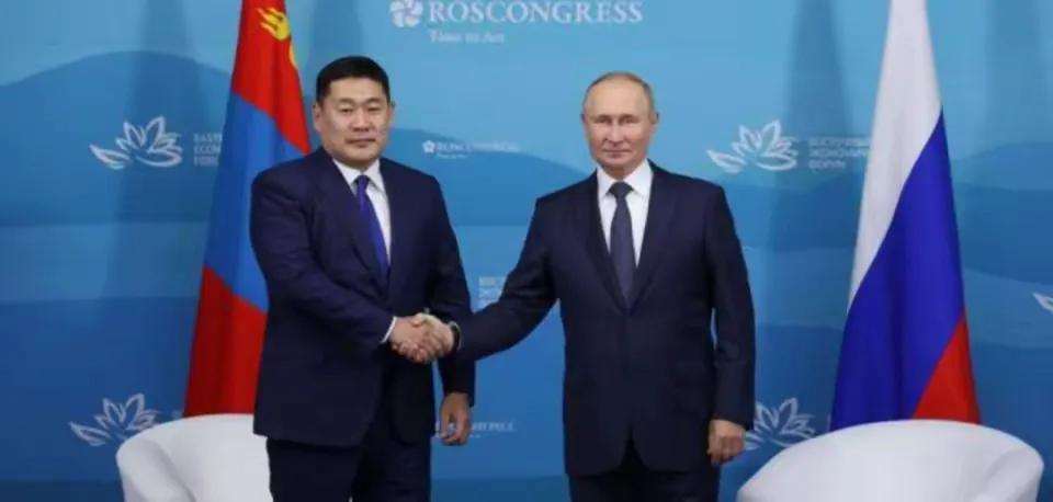 第一，我不想阴谋论，这个世界，也没有那么多的阴谋论，人家一个小姑娘，研究生才刚刚
