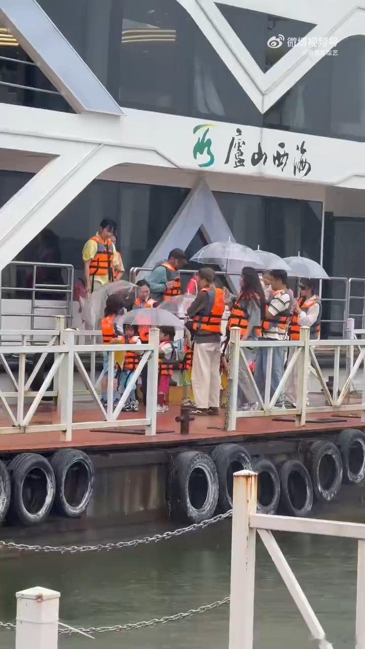 爸爸当家5江西大合体路透爸爸当家太喜欢这种全家齐聚的录制画面了，游轮水上项目玩得