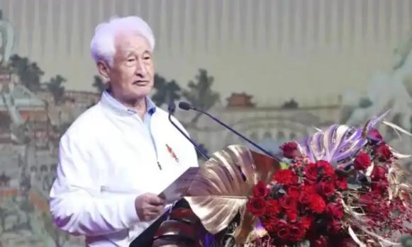 1998年茅台深陷滞销危机，工资停发、贷款无抵押，厂长季克良四处求人借钱，最终在