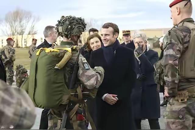 看看欧盟各国向格陵兰岛派兵的数量，英国：1人，荷兰：1人，挪威：2人，德国：13