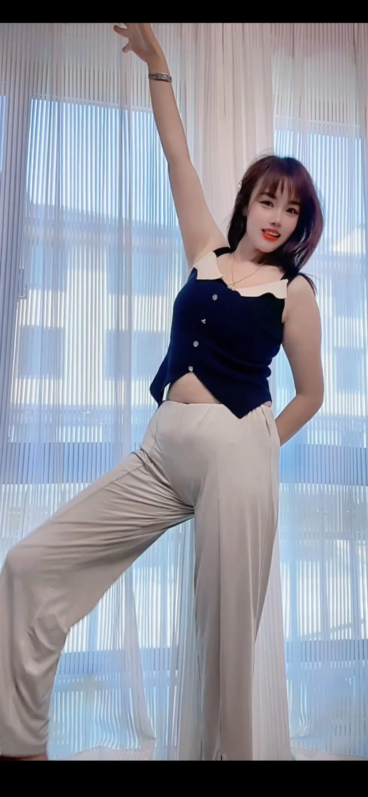 强者不需要强者，而那个能让你卸下盔甲的女人本来就是不是弱者，她只是外表...