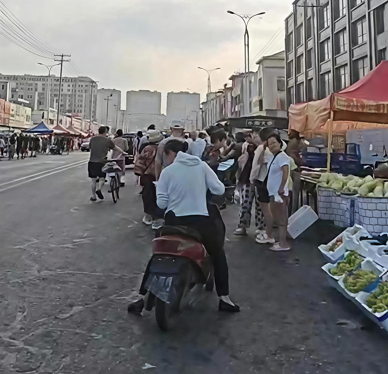 我今天早上不到6点就跑到早市了，跑了有六里路。这个早市鱼目混珠，应该是辽东湾最大