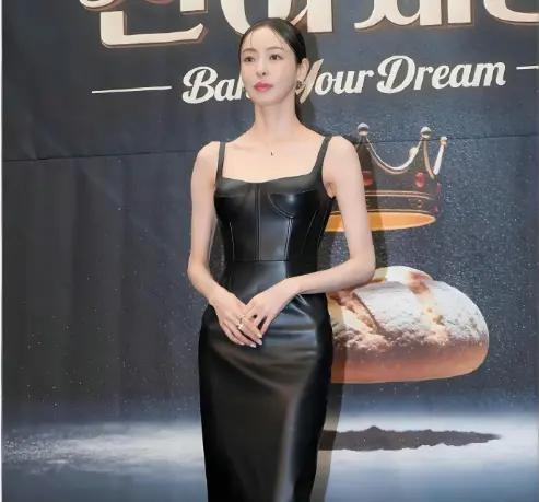 瘦到皮包骨！顶级女神近照太冲击！。韩女星李多熙近日透过个人IG分享录制 Netf