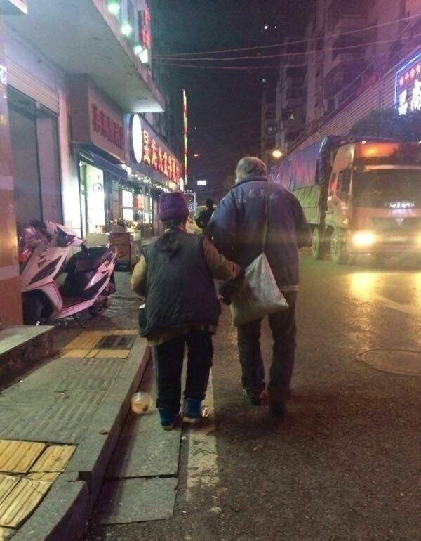 网友在街头拍到的一幕，当时一位长期在街上乞讨的老爷爷在给老奶奶过生日。携手白头，