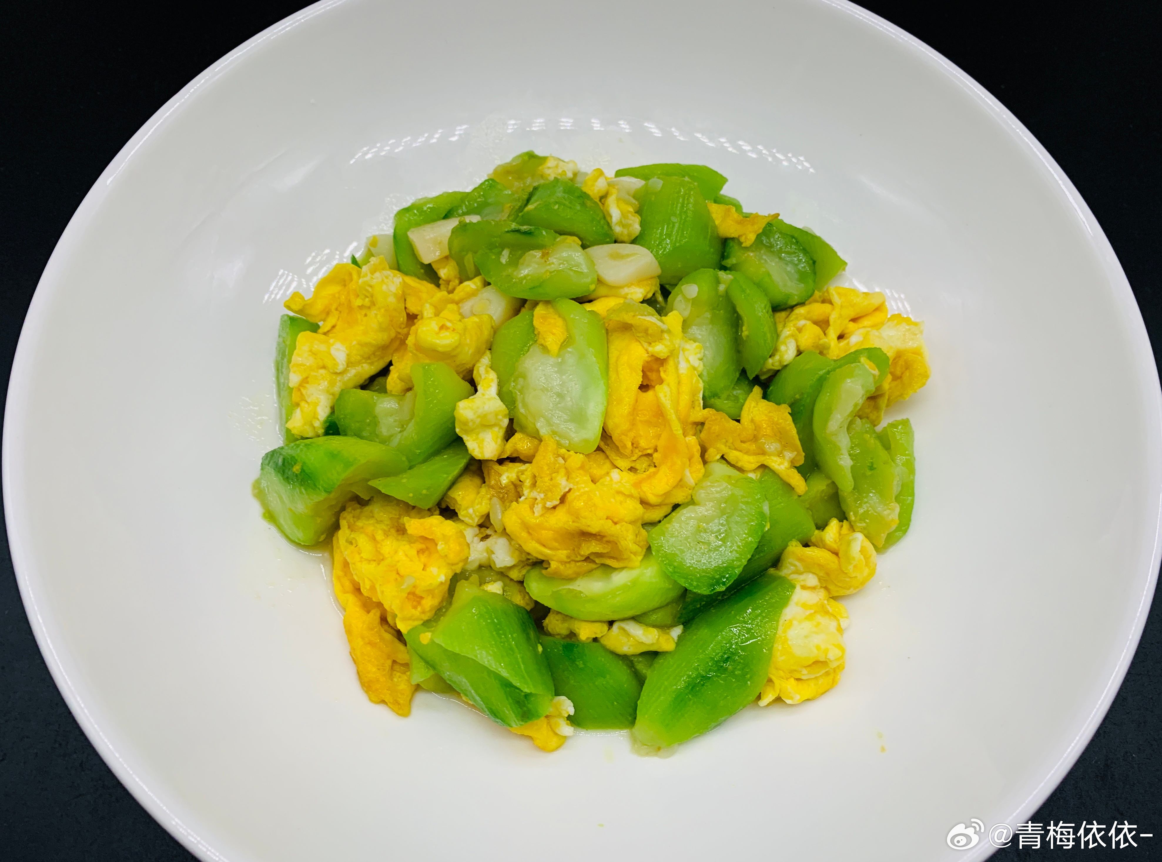 今天上午包了茴香饺子，煮了三十个，剩余的全部冷冻起来了。下午做了芝麻椒盐烧饼，没