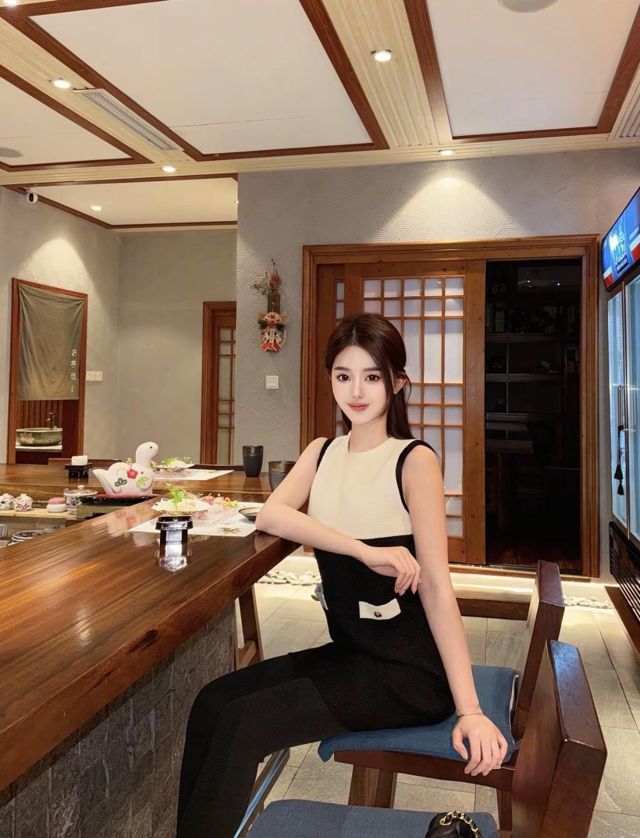 美人倚栏坐，花影入帘来。