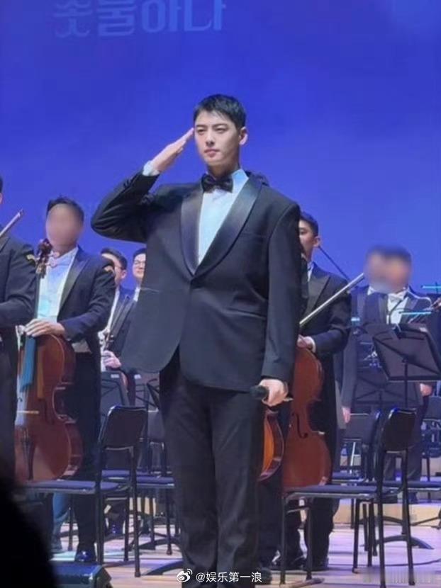 车银优逃税风波后首露面 日前，车银优部队近况曝光，身穿西装登台表演，这也是他在偷