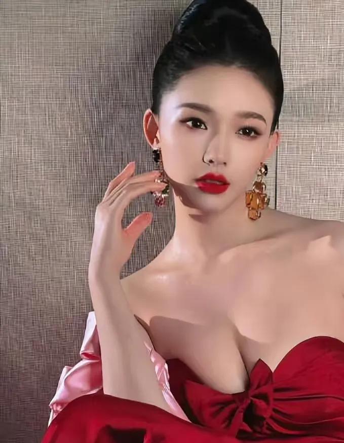 被林允美到失语！红裙配高盘发，优雅又明艳，气场直接拉满✨ 从演员到时尚icon，