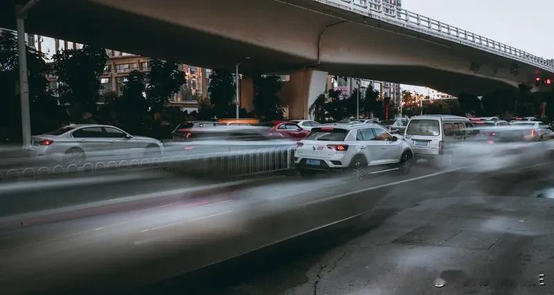 城市的马路上啊，那车多得就跟蚂蚁搬家似的，永远车流不息，其实背后的原因那是一箩筐