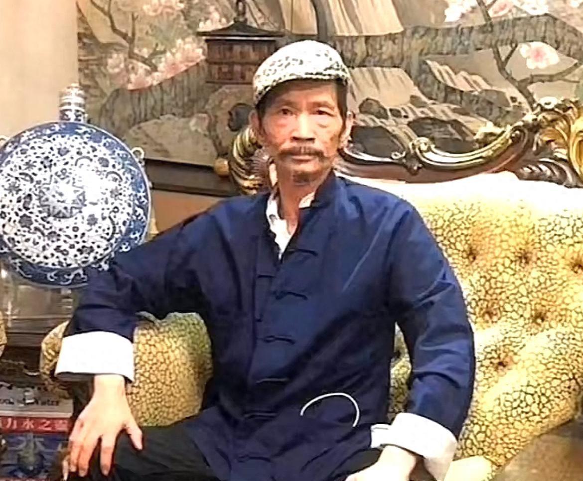 谁能想到，一个自称曾端着全自动步枪、给澳门风云人物当过“开路先锋”的狠角色，临走