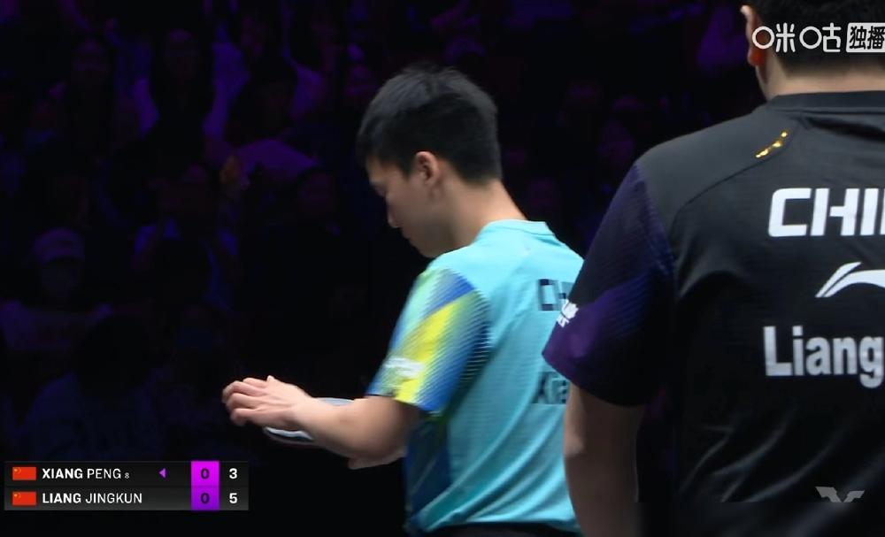 你敢信？休战47天腰椎错位刚复出，梁靖崑开场8-3领先竟被打8-0丢首局！
 