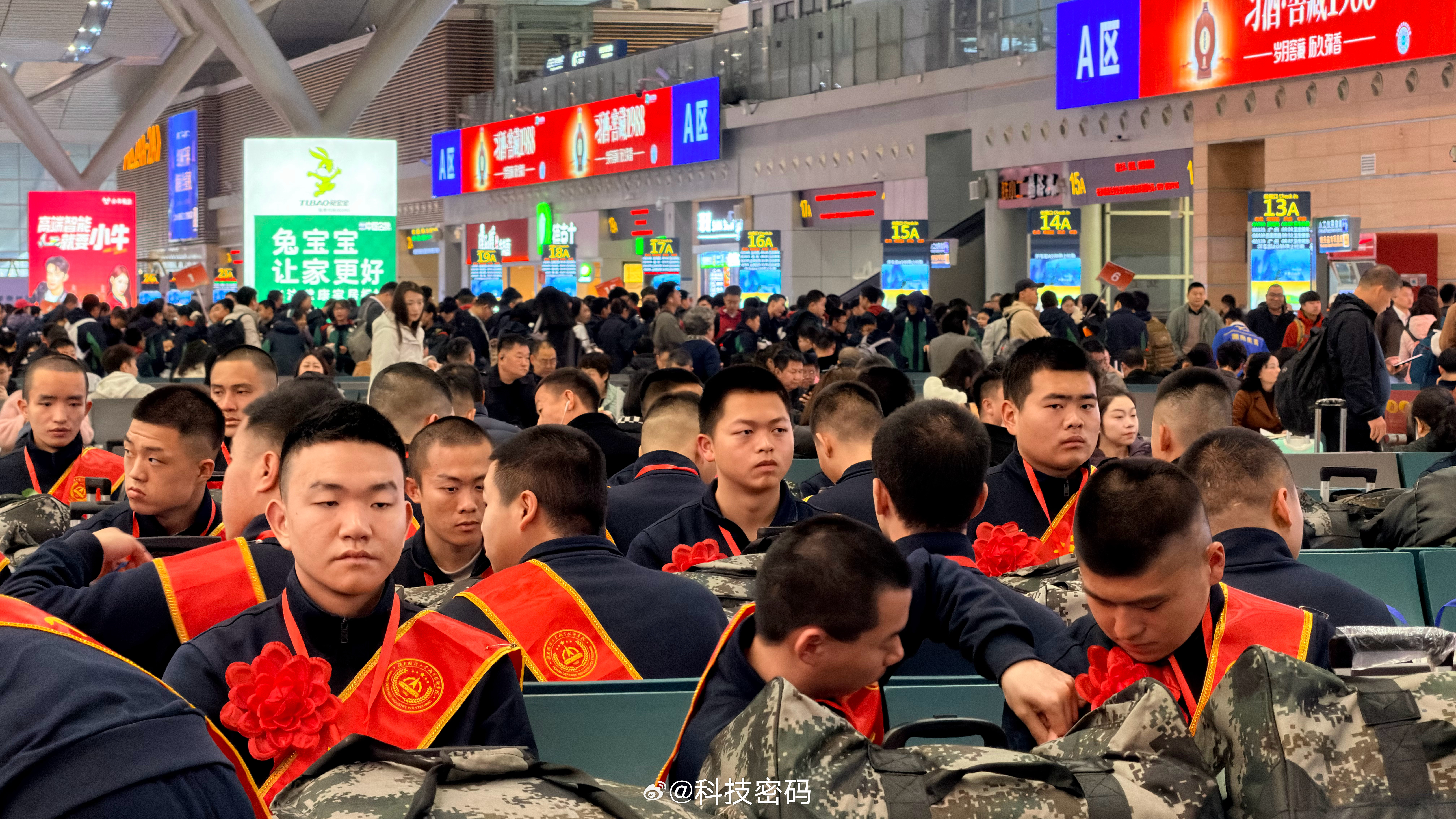 高铁站，遇到光荣入伍的年轻人，身戴红花，去守卫祖国！真好！ 