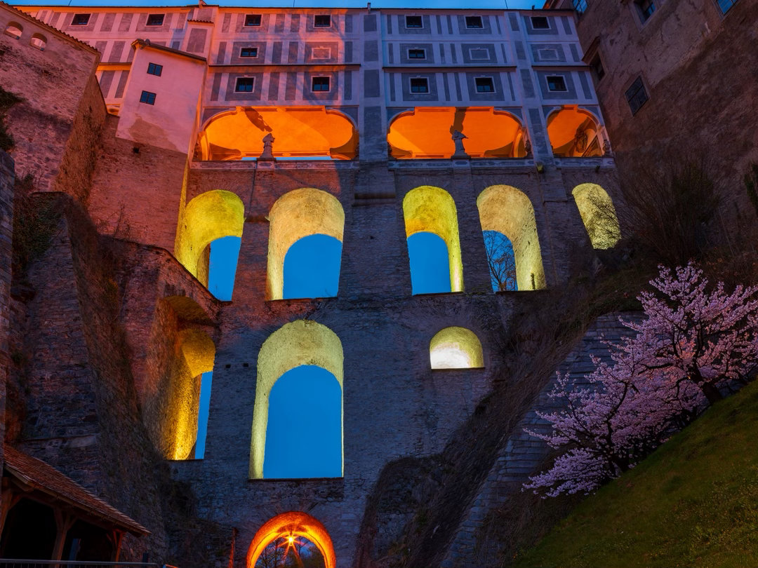 在 CK 小镇，每一扇窗都是一幅画，每一条小巷都藏着故事。红瓦、城堡、倒影，把中